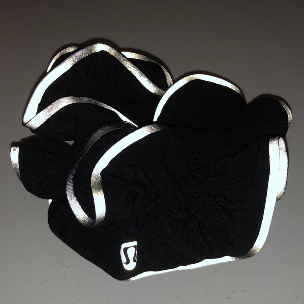 black lululemon scrunchie